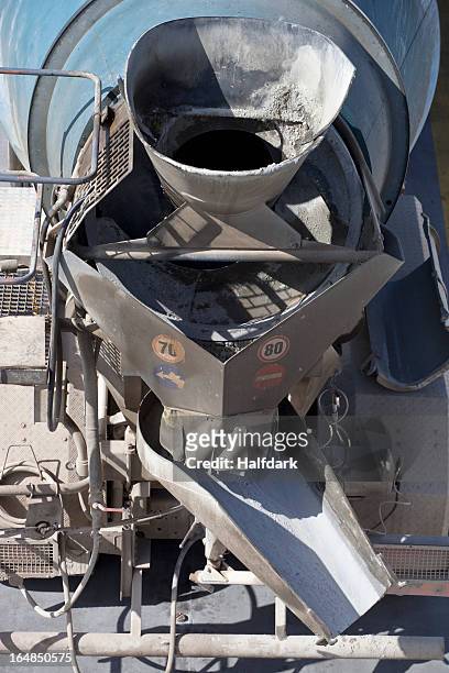 rear of cement mixer lorry - concrete mixer stockfoto's en -beelden