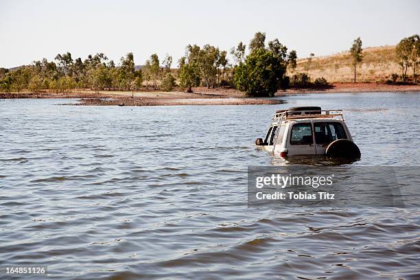 a 4x4 driving through deep water - 4x4 photos et images de collection