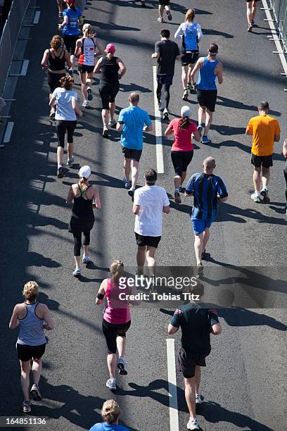 rear view of people running in a marathon - melbourne racing foto e immagini stock