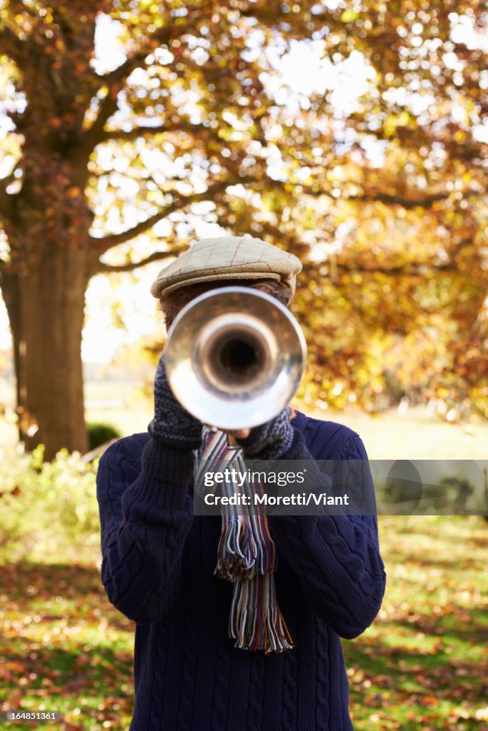 Teenager Junge spielt Trompete im Freien