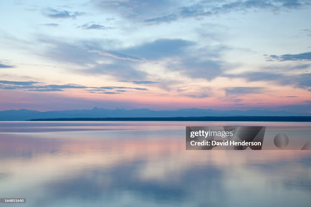 Puesta de sol reflejada en el agua