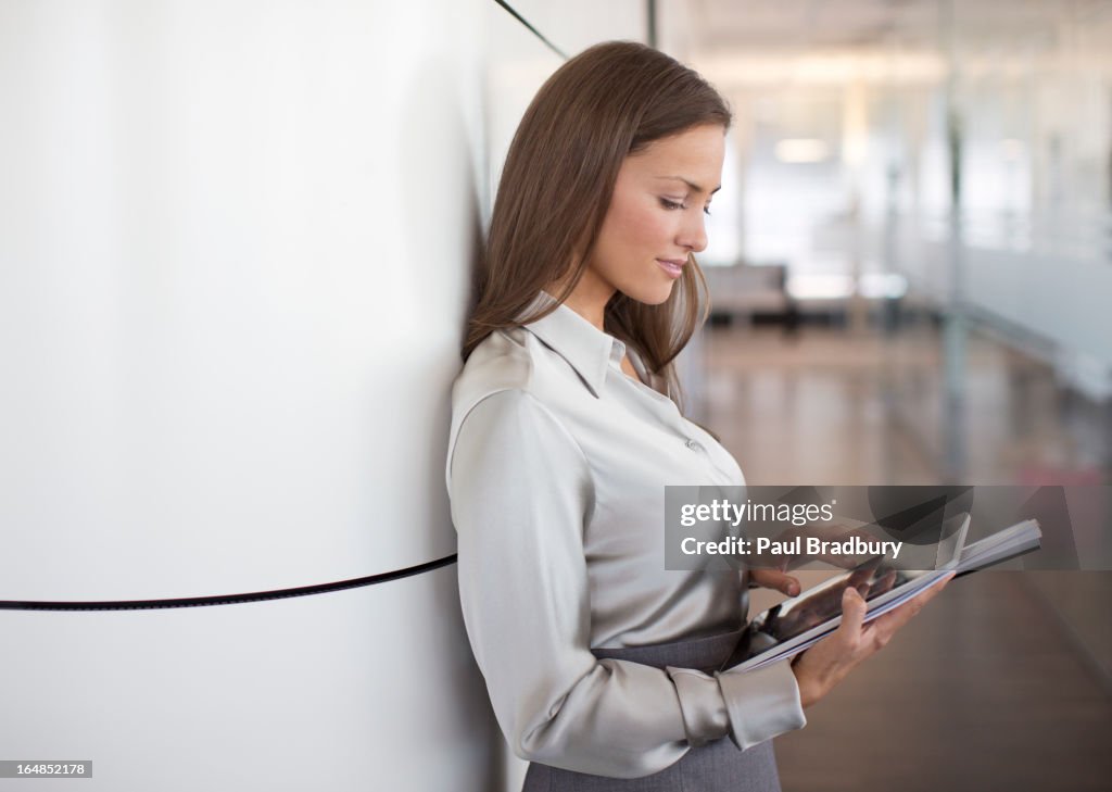 Donna d'affari con Tavoletta digitale in ufficio