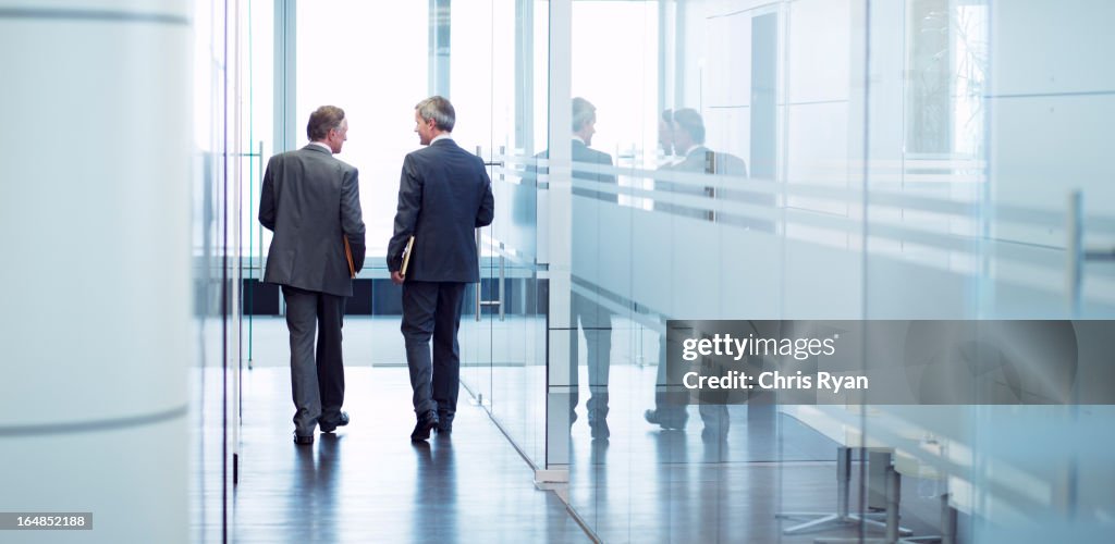 Empresário falar no escritório hallway