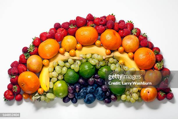 various fruits arranged into the shape of a rainbow - colors of rainbow in order 個照片及圖片檔