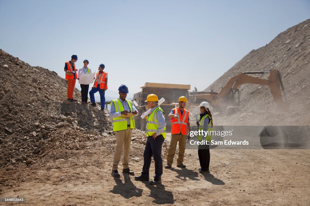 Geschäftsleute und Arbeiter sprechen in quarry