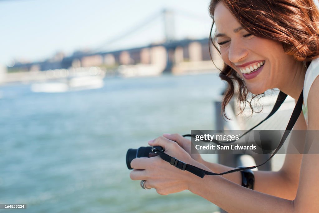 Frau nimmt Foto von urban-Brücke