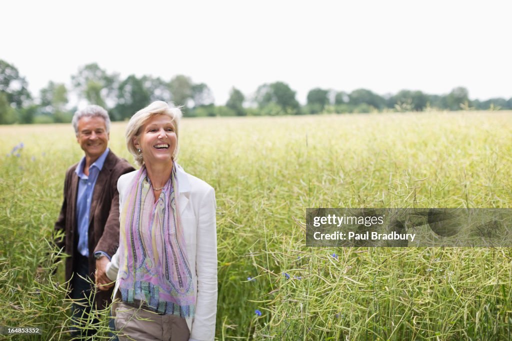 Paar zu Fuß in Feld der tall grass
