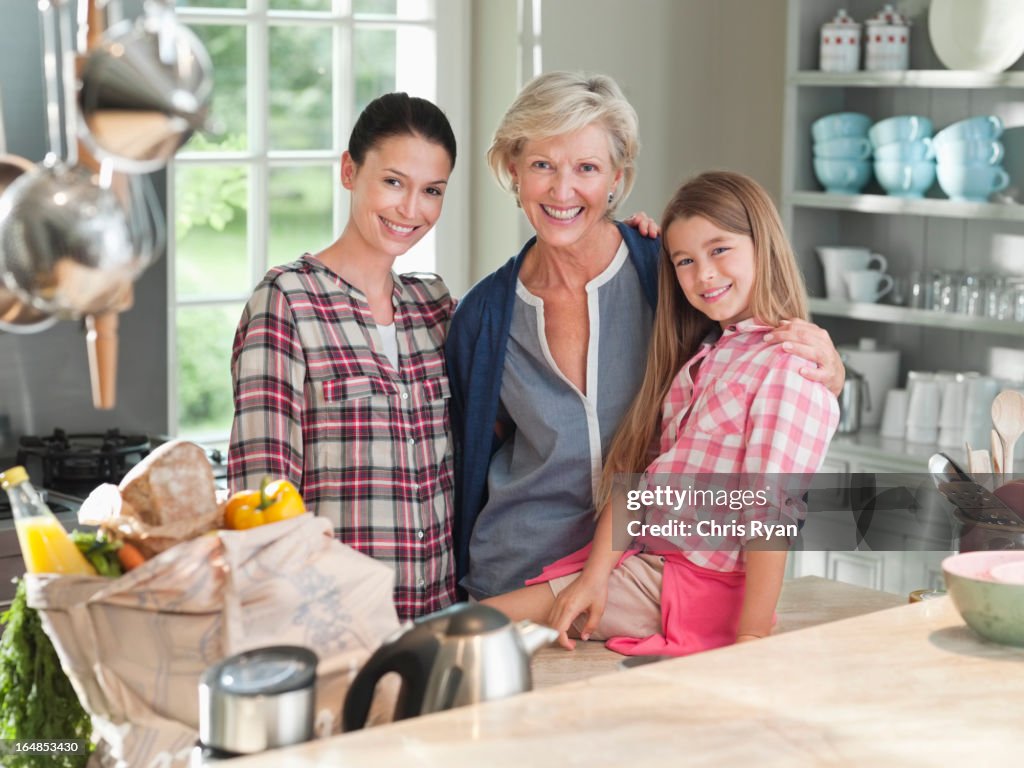 Três gerações de mulheres na cozinha