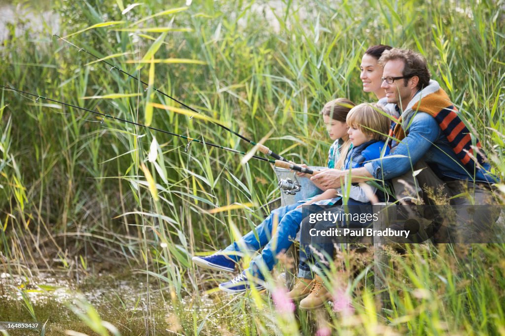 Familie Angeln in tall grass