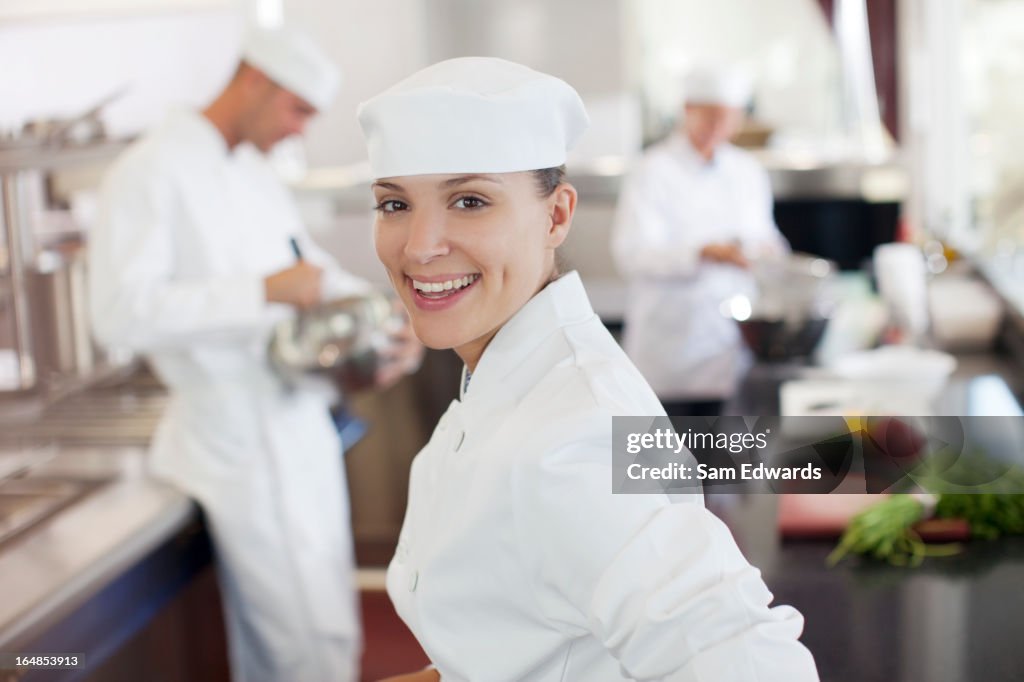 Sorridente Chef em cozinha de Restaurante