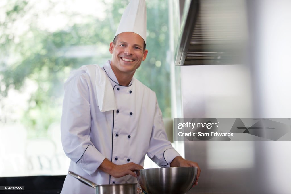 Chef lächelnd in Restaurantküche