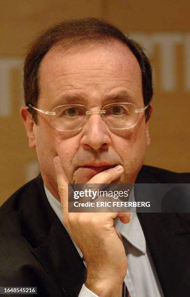 Le premier secrétaire du Parti socialiste François Hollande s'exprime dans le studio de la radio RTL, le 04 octobre 2006 à Paris. M. Hollande, qui...