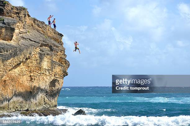 tuffo d'altura a kauai, hawaii, stati uniti - cliff diving foto e immagini stock