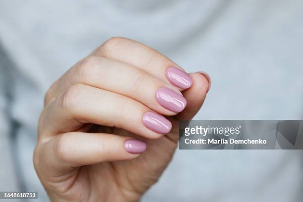 hand with beautiful manicure - pink gel nails - fingernägel lackieren stock-fotos und bilder