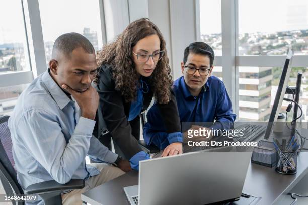 cybersecurity team discussing in front of a monitor screen - exibição bildbanksfoton och bilder