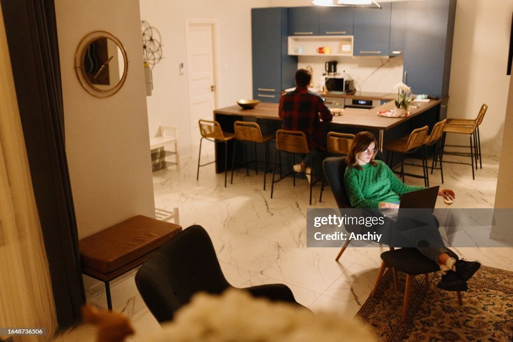 Hombre y mujer trabajando desde casa