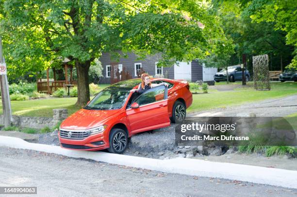 woman's car stuck - construction mistake stock pictures, royalty-free photos & images