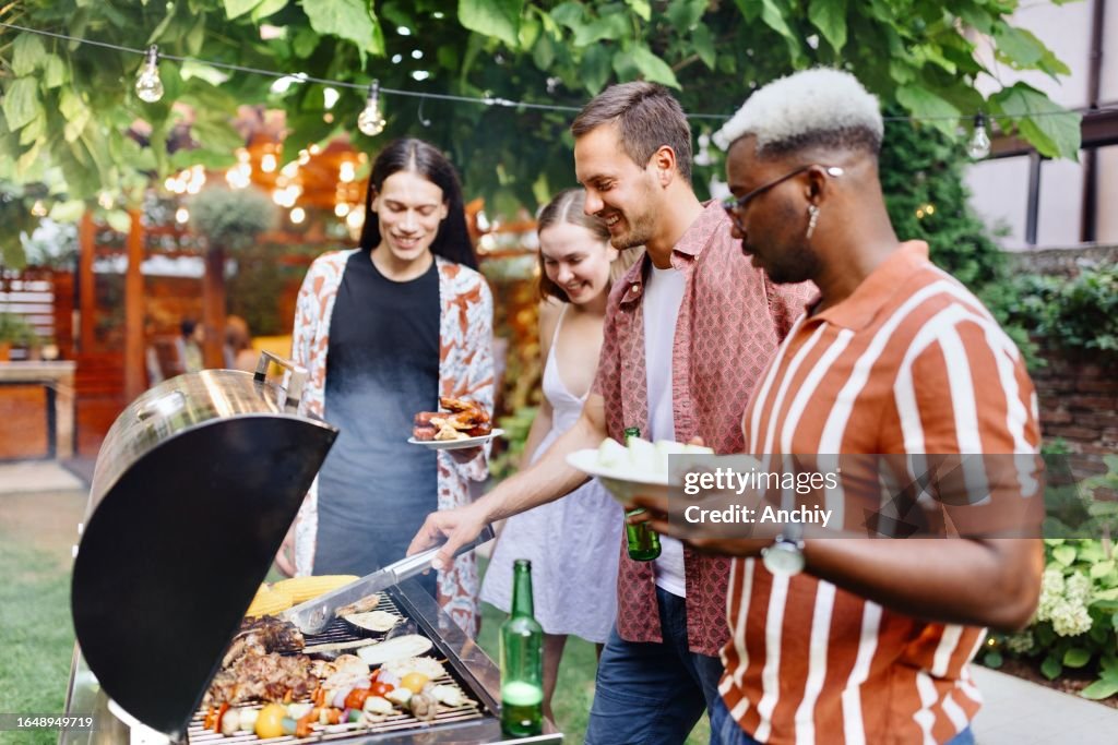 Schöne Gruppe von Menschen, die einen Grill vorbereiten