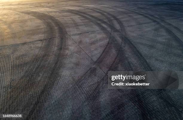 tire marks in the parking lot - reifenspur stock-fotos und bilder
