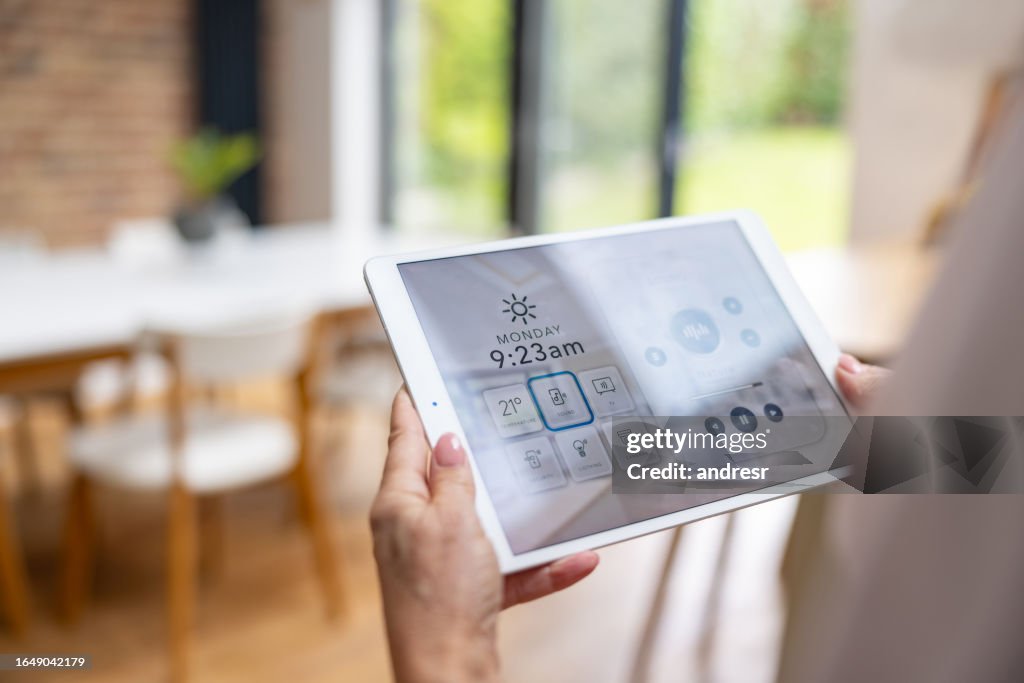 Nahaufnahme einer Frau, die ein automatisiertes System in ihrem Smart Home nutzt