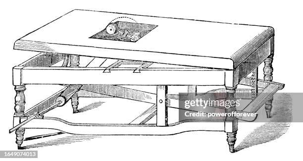 ilustrações, clipart, desenhos animados e ícones de equipamento médico vitoriano, mecanoterapia / fisioterapia / máquina de exercício massageando mesa de vibração com amassamento giratório acessório - século 19 - mesa de massagem