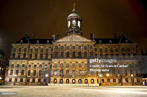 amsterdam royal palace illuminated at night - royal palace amsterdam stock-fotos und bilder