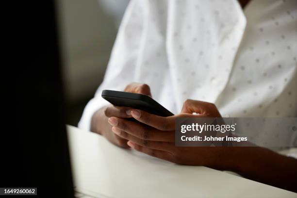 view of woman's hands using cell phone - dark skin stock pictures, royalty-free photos & images