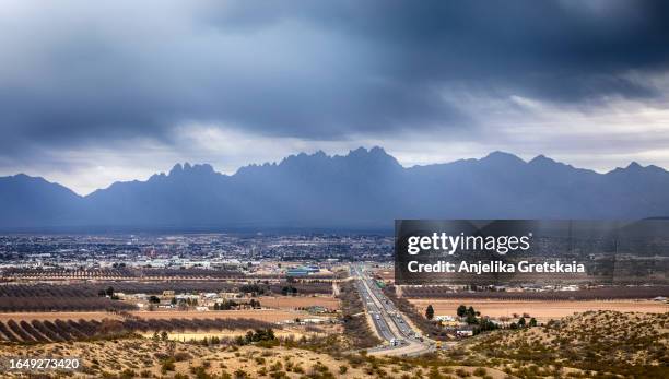 view of town las cruces, new mexico, usa - nouveau mexique photos et images de collection