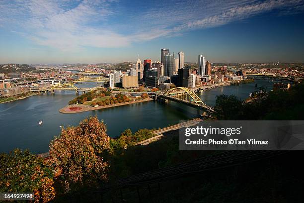 pittsburgh in autumn - rio allegheny imagens e fotografias de stock