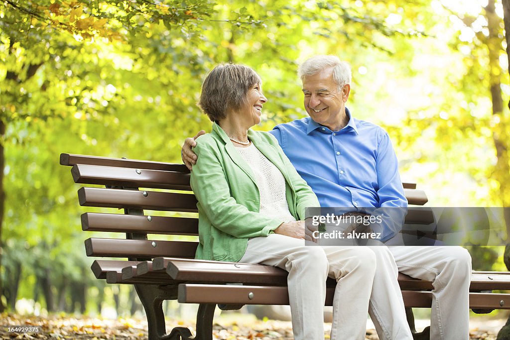 Altes Paar genießen Zeit zusammen im park