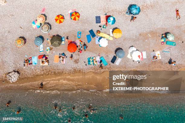 sommertag am strand aus der drohnenperspektive - adriatisches meer stock-fotos und bilder