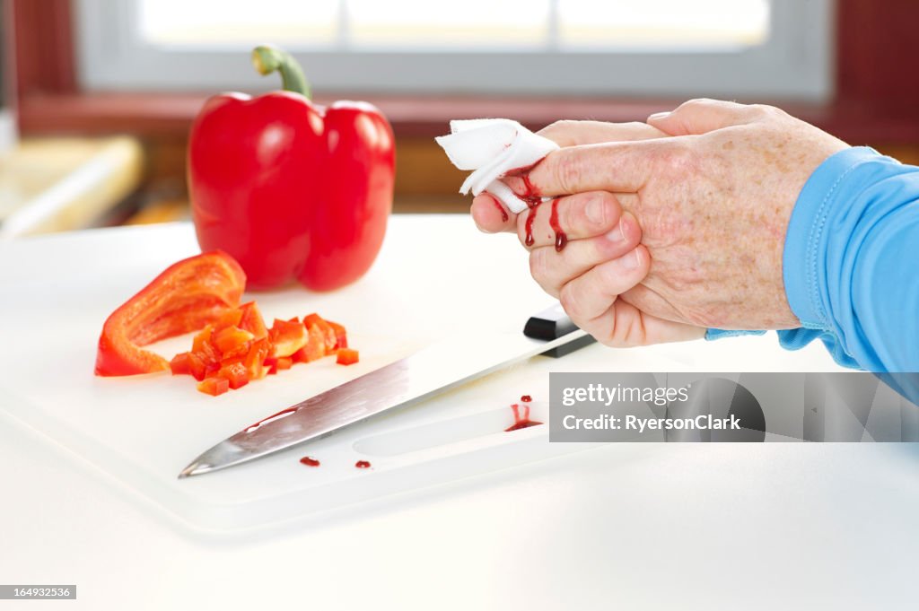 Cucina incidente con coltello e sangue