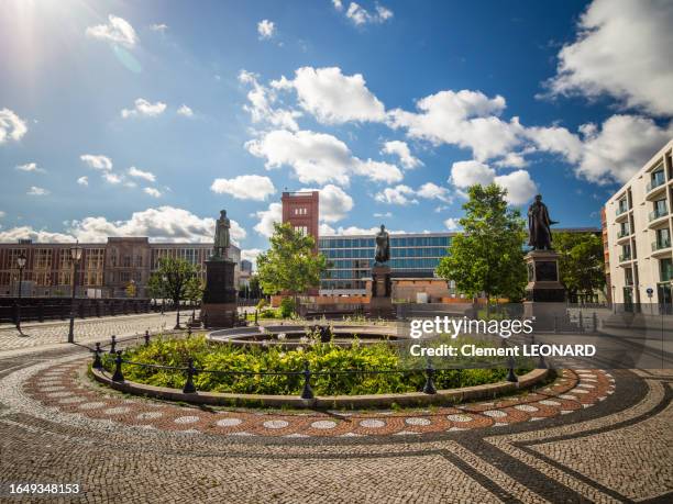wide angle view of the schinkel square (in german: schinkelplatz) with the fountain and the three statue of schinkel, thaer and beuth, unter den linden, central berlin (mitte), germany. - central berlin stock-fotos und bilder