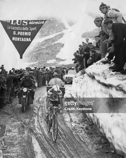 The Gavia Pass in the Italian Alps, during the Tour of Italy , 8th June 1960.