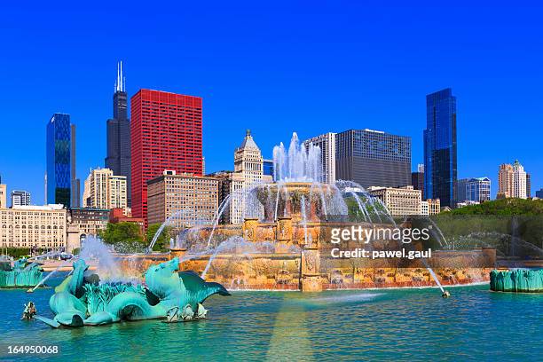 buckingham fountain in chicago - michiganmeer stockfoto's en -beelden