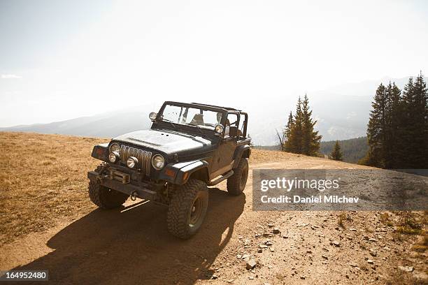 four wheel drive vehicle on summit. - off highway vehicle stock pictures, royalty-free photos & images