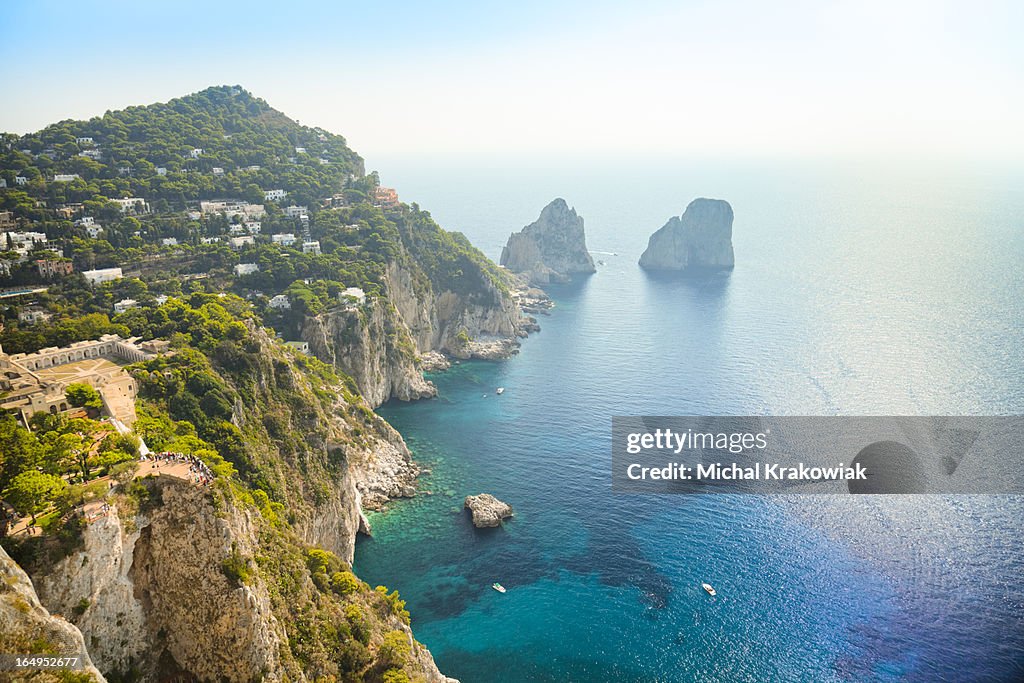 Faraglioni rocks-Punto de referencia natural de Capri island en Italia.