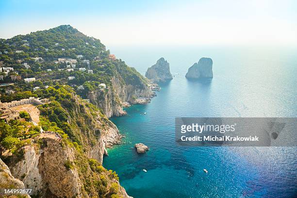 faraglioni pedras-ponto de referência natural ilha de capri itália. - faraglioni imagens e fotografias de stock