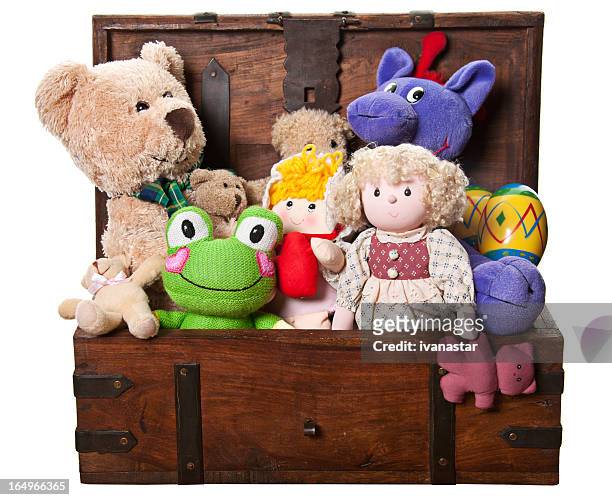 caja llena de juguetes y relleno de los animales - toy box fotografías e imágenes de stock
