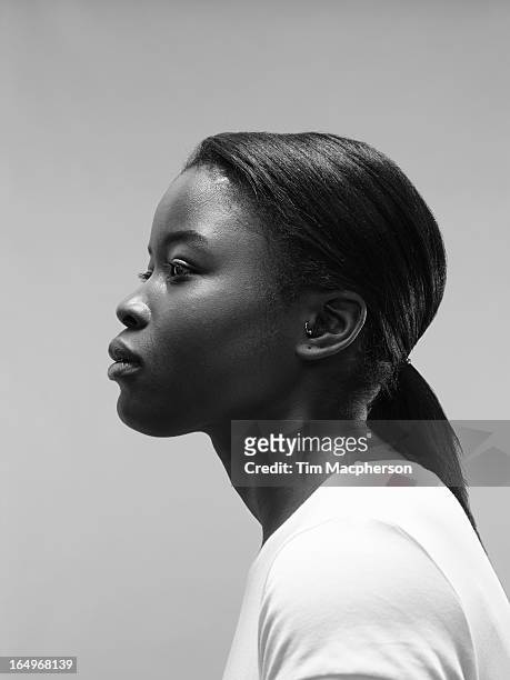 portrait of a young woman - perfil vista de costado fotografías e imágenes de stock