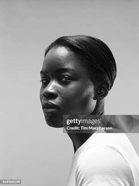 portrait of a young woman - bianco e nero foto e immagini stock