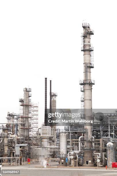 raffinerie de pétrole isolés sur blanc - raffinerie photos et images de collection