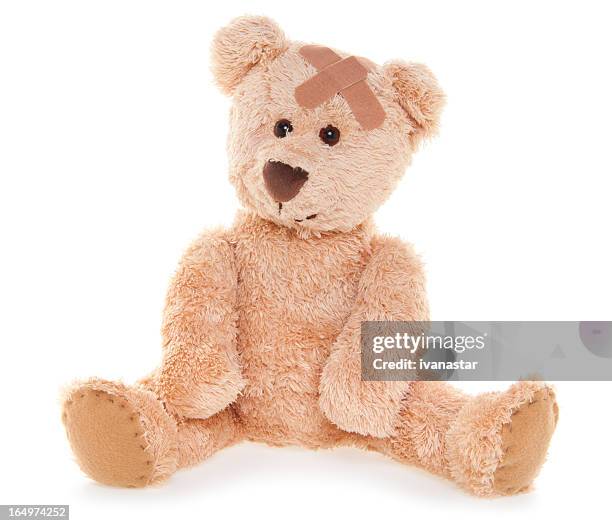 sofferenza feriti sweet orsacchiotto con bende - teddy bear on white foto e immagini stock