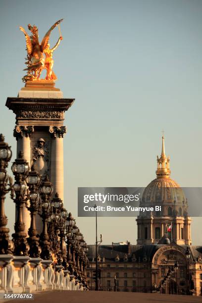 pont alexandre iii with golden dome - stadtviertel quartier des invalides stock-fotos und bilder