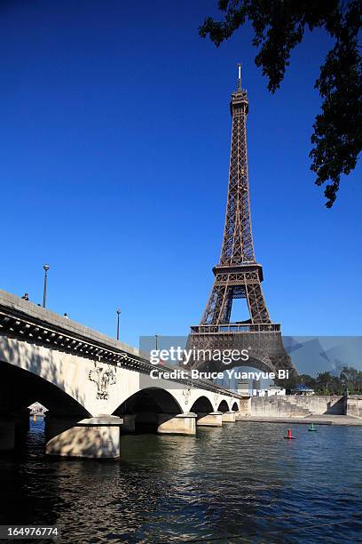 river seine with eiffel tower in the background - quartier du trocadero bildbanksfoton och bilder