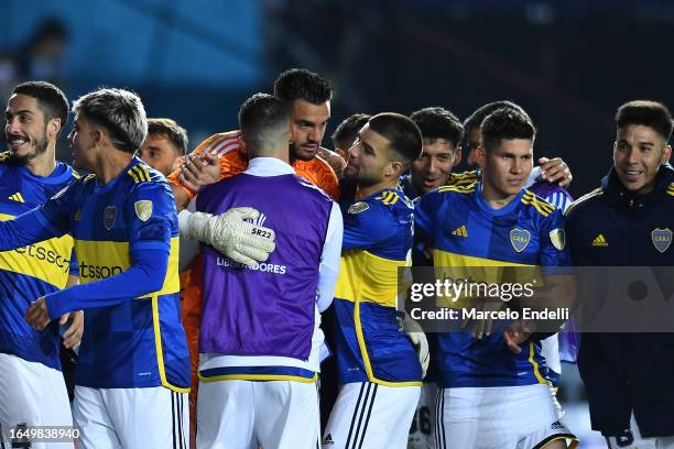 Goalkeeper Sergio Romero of Boca Juniors celebrates with teammates after winning the penalty shoot out during a second leg quarter final match...