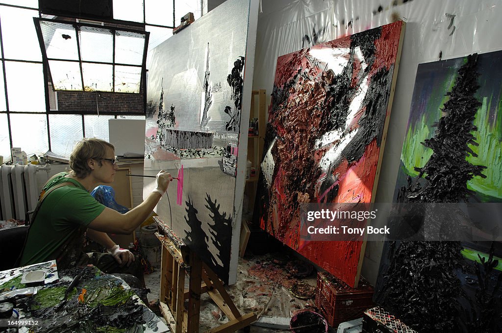 DORLAND - 12oct07 - Painter Kim Dorland at work in his studio. tb