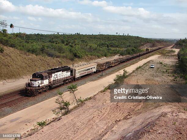 Tracionando trem TLS passando pela locação 02 em São Luís, MA. Que saudade dos tempos de CVRD... SD40-2#419 in charge of this welded rail train...