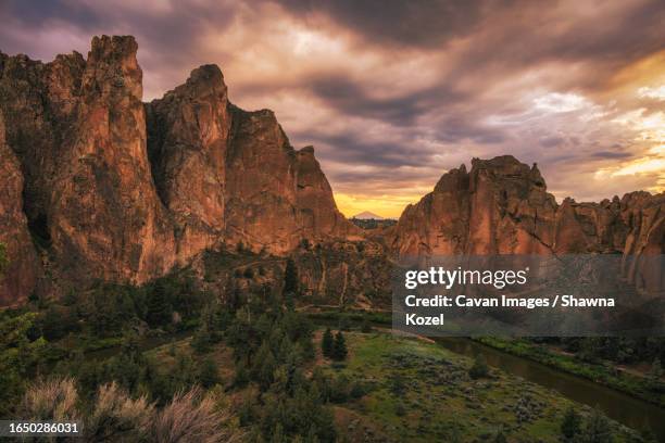 smith rock state park near bend oregon - oregón estado de los ee uu fotografías e imágenes de stock