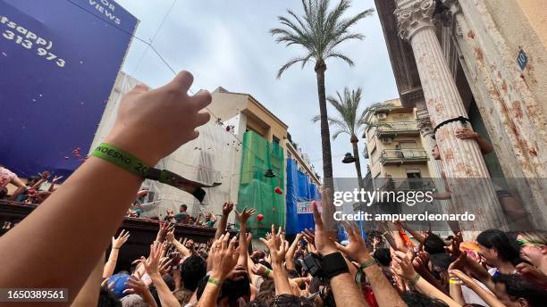la tomatina festival in buñol, valencia, spain - tomatina fotografías e imágenes de stock